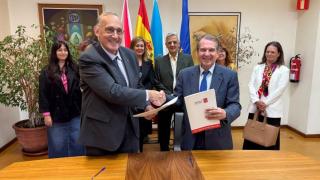 Momento de la firma del convenio entre la UVigo y el Concello