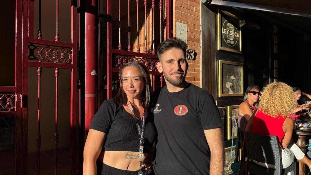 Sacha Toro, camarero (a la derecha).