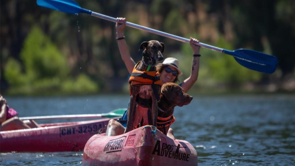 Laura Sancho, fundadora de la asociación DogAventure, en kayak con su perro.