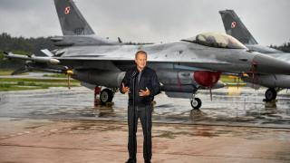 El primer ministro de Polonia, Donald Tusk, se dirige a la prensa delante de varios cazas F-16 de la Fuerza Aérea Polaca,