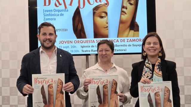 La presidenta de la orquesta, Clementina Formariz López, el diputado de Educación, Cultura y Turismo, Víctor López de la Parte, y la técnico de comunicación de Caja Rural de Zamora, Laura Huertos