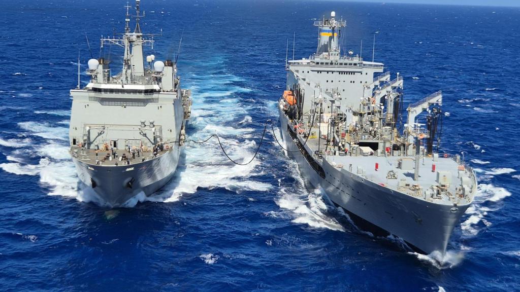 Fragata Galicia (izquierda) junto al buque Leroy Grumman de la US Navy