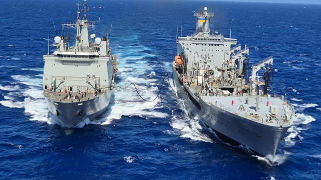 Fragata Galicia (izquierda) junto al buque Leroy Grumman de la US Navy