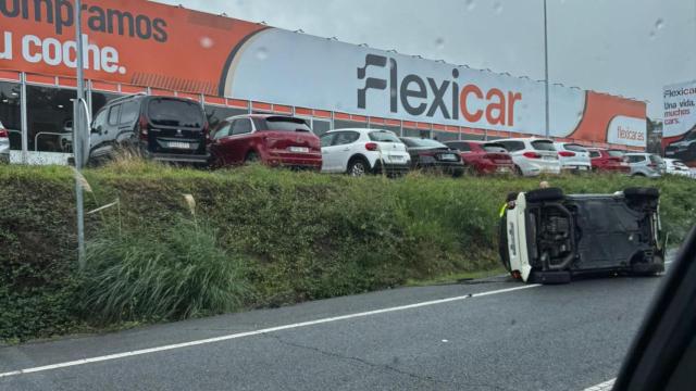 Un coche vuelca este mediodía en la AC-11