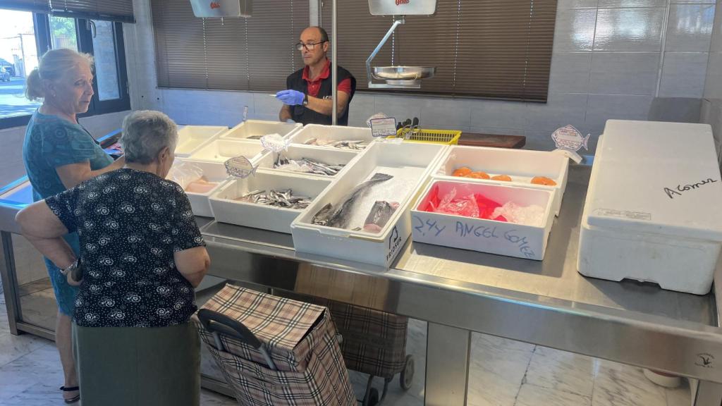 Ángel atendiendo a unas clientas en su pescadería de Gálvez (Toledo).