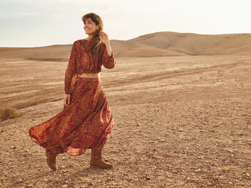 La colección incluye diseños de líneas vaporosas y estampados potentes.