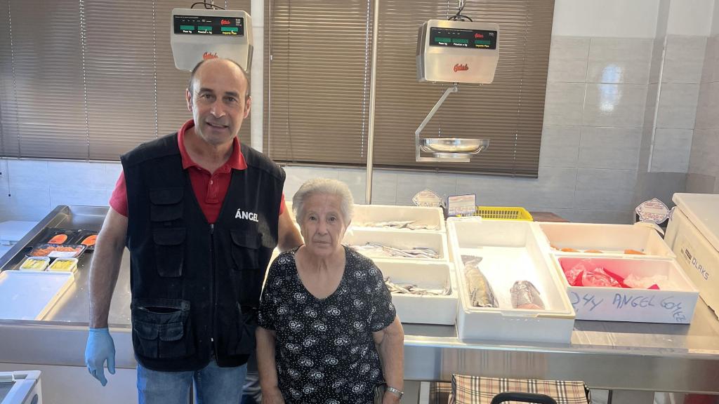 Ángel junto a una de sus clientas habituales.