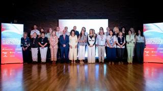 La reina Letizia (6d), acompañada por la ministra de Igualdad, Ana Redondo (6i), el delegado del Gobierno en Madrid, Francisco Martín Aguirre (5i), y la fundadora de Betania, Begoña Arana (5d), en el III Congreso Internacional sobre Trata de Seres Humanos.