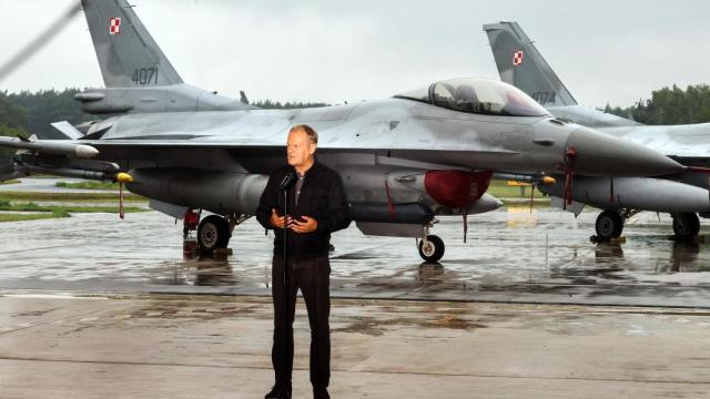 El primer ministro polaco, Donald Tusk, comparece ante los medios de comunicación durante una visita a la 32.ª Base Aérea Táctica de Lask, Polonia, este jueves.