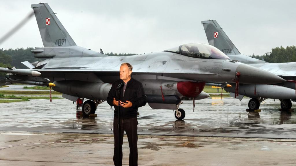 El primer ministro polaco, Donald Tusk, comparece ante los medios de comunicación durante una visita a la 32.ª Base Aérea Táctica de Lask, Polonia, este jueves.