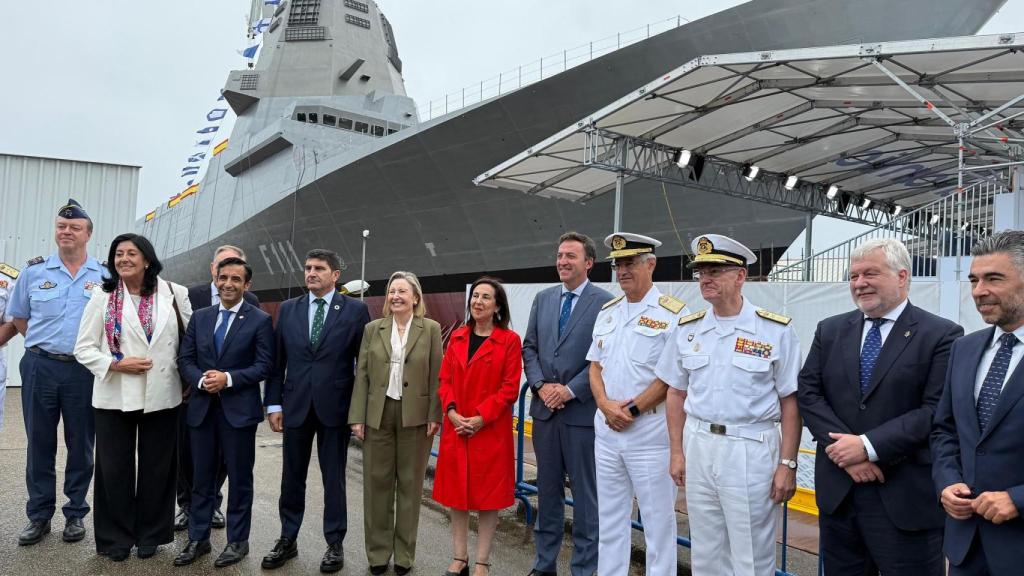 La ministra Margarita Robles junto a autoridades del Ministerio de Defensa y de Navantia