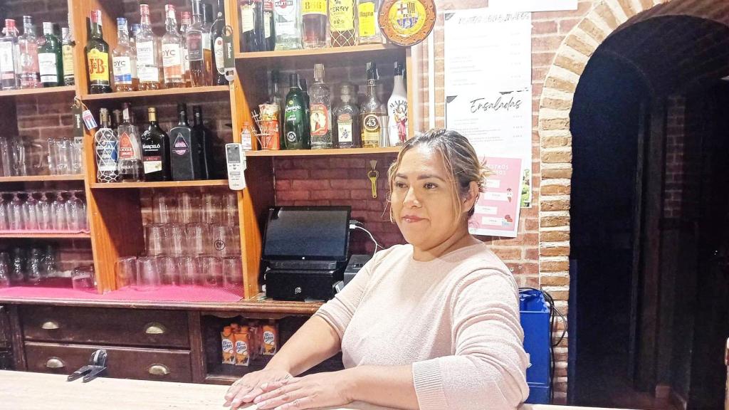 Imagen de Angélica en su bar