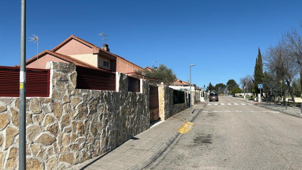 Una vivienda de Fresno de Torote protegida por un muro de piedra.