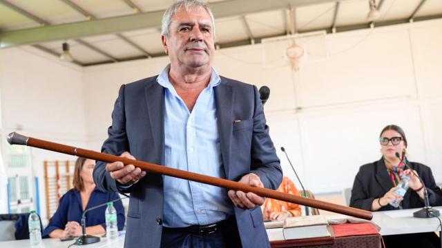Fernández Mouriño recibiendo el bastón de mando de Carral.