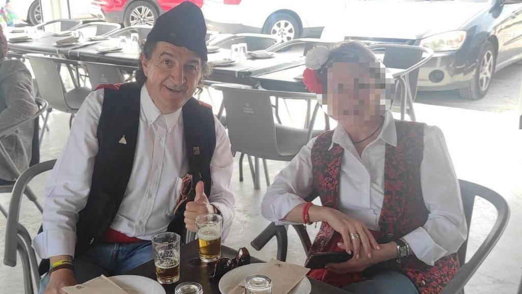 El difunto Felipe, gerente de Tejidos Hernández, feliz, junto a su pareja Toñi.