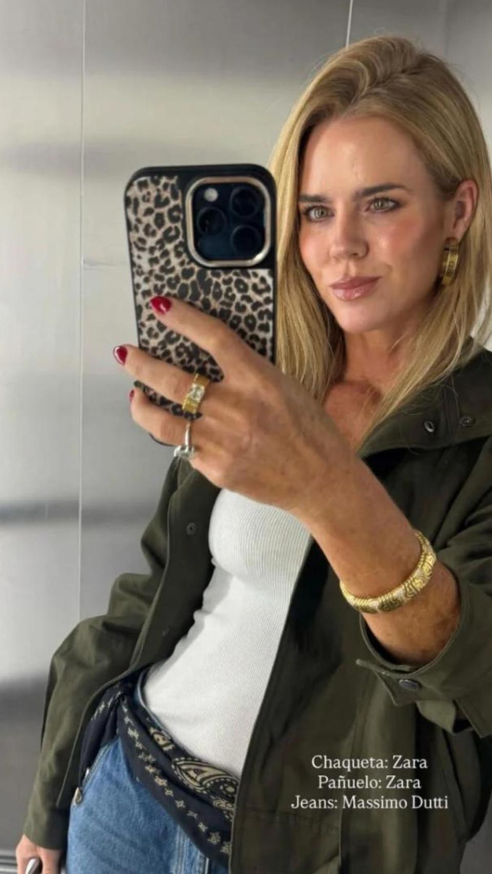 La influencer Amelia Bono con pañuelo de Zara en la cintura.