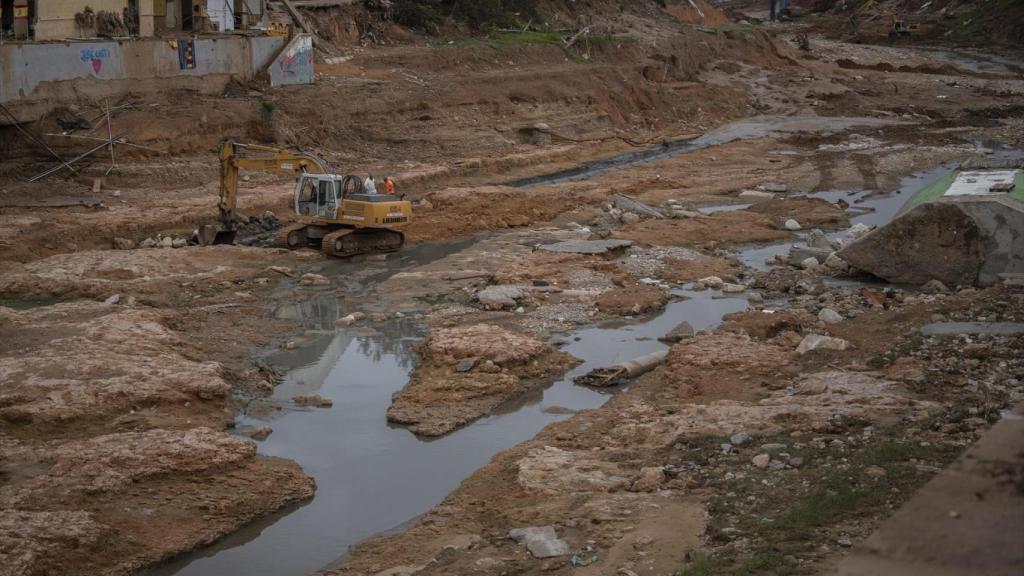Una máquina trabaja en las labores de limpieza y desescombro en el barranco del Poyo en Picanya. Jorge Gil / EP