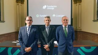 De izda a dcha: el director general de la Fundación Unicaja, Sergio Corral; el presidente de la Fundación Unicaja, José M. Domínguez, y el secretario de los consejos de administración de Fundatia y LiveUpp, Manuel Atencia.