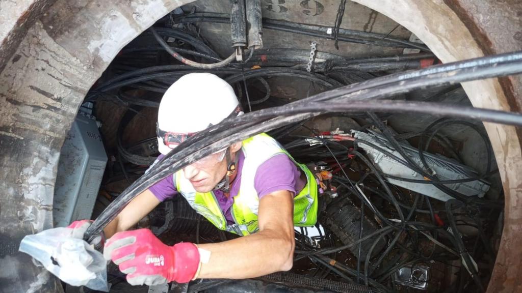 Un técnico de Fibra Valencia trabajando en la recuperación del servicio de telecomunicaciones tras la dana del 29 de octubre.