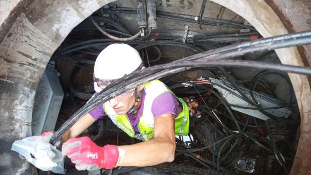 Un técnico de Fibra Valencia trabajando en la recuperación del servicio de telecomunicaciones tras la dana del 29 de octubre.