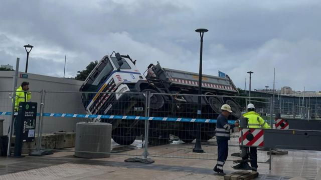Un camión vuelca en la zona del Parrote, en A Coruña
