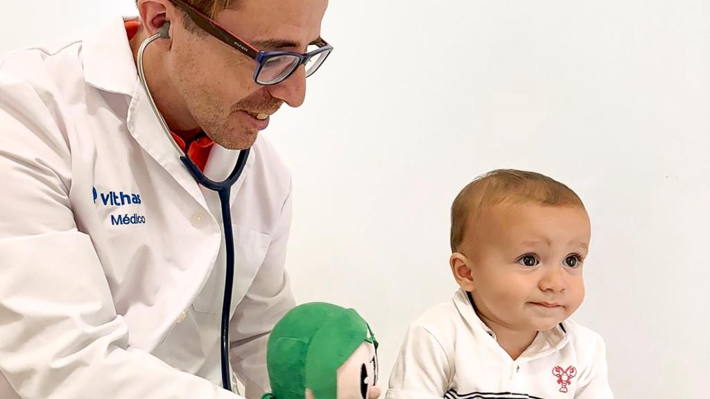 El doctor Sánchez atendiendo a un bebé.