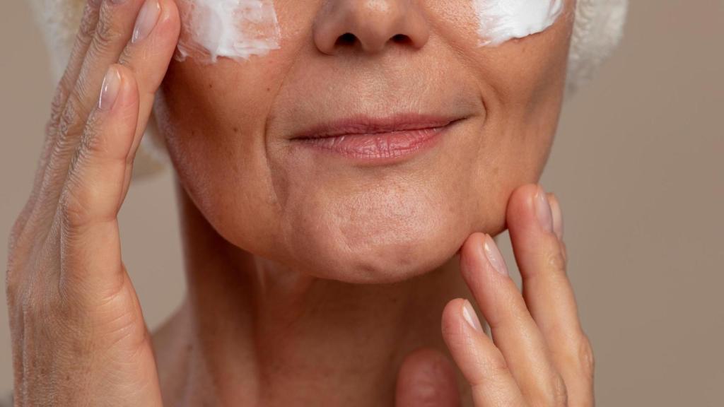 Mujer usando un tratamiento de belleza antienvejecimiento.