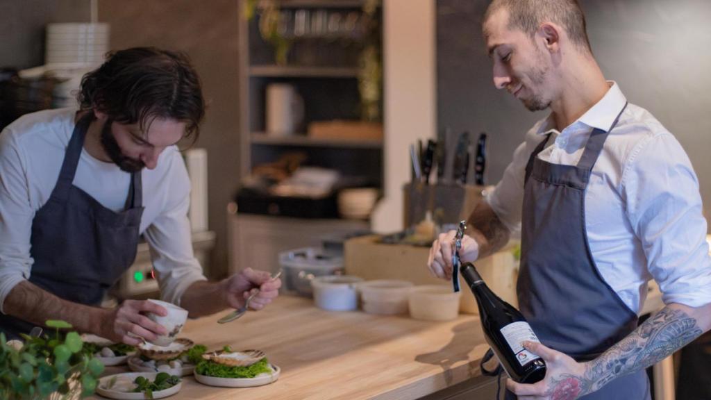 El cocinero Daniel Pozuelo y su hermano, Guillermo Pozuelo, en Bichopalo.