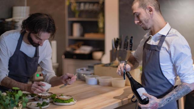 El cocinero Daniel Pozuelo y su hermano, Guillermo Pozuelo, en Bichopalo.