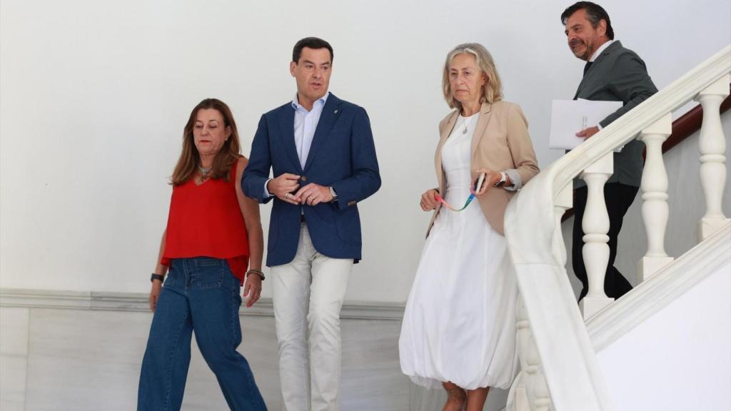 Moreno, junto con las consejeras de Salud y Educación y su portavoz parlamentario.