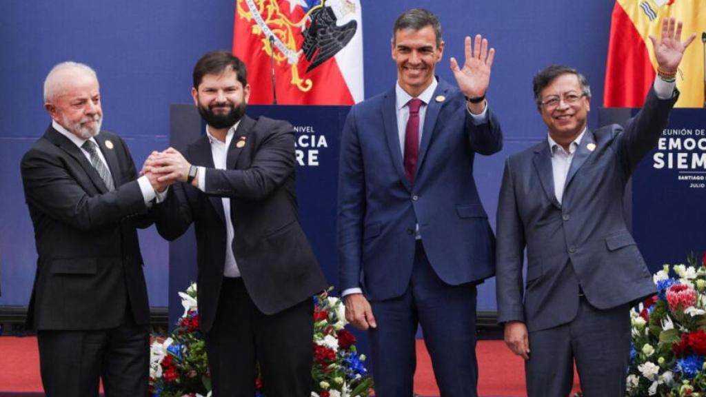 De izquierda a derecha: el presidente de Brasil, Lula da Silva, el presidente de Chile, Gabriel Boric, el jefe de Gobierno español, Pedro Sánchez, y el mandatario de Colombia, Gustavo Petro, en una cumbre en Santiago de Chile en julio de este año.