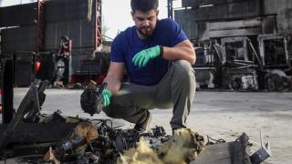 Un empleado inspecciona partes de un dron suicida ruso en Lviv.