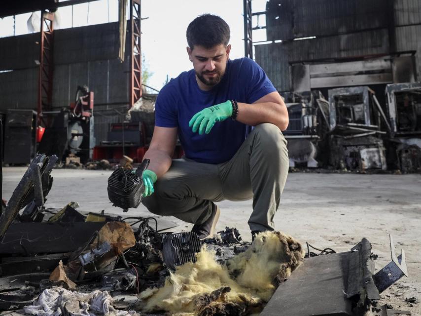Un empleado inspecciona partes de un dron suicida ruso en Lviv.
