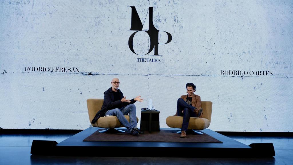 Rodrigo Fresán, a la izquierda, y Rodrigo Cortés, a la derecha, en The MOP Talks en A Coruña
