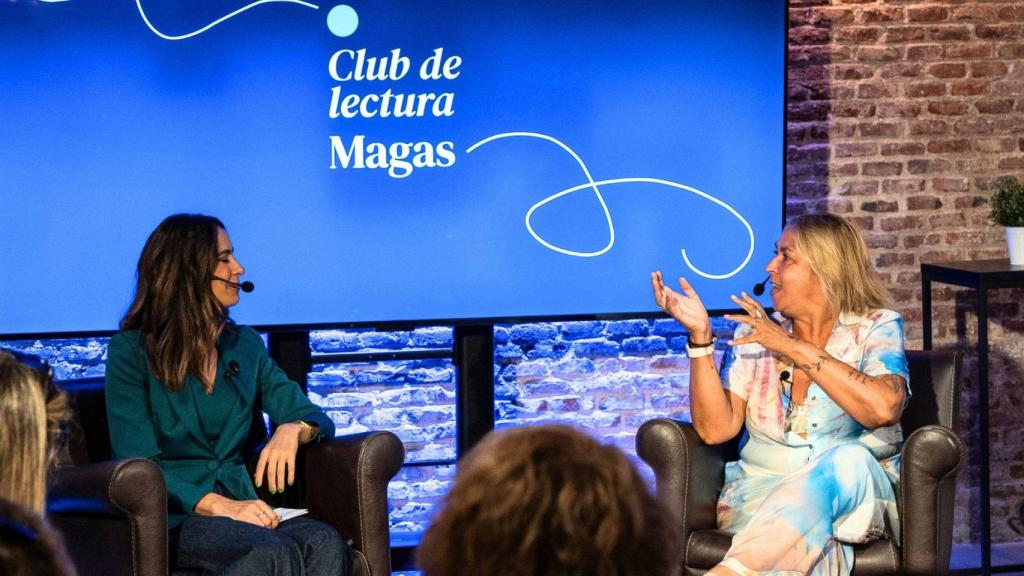 La escritora y Ana Núñez-Milara, en el escenario del espacio DOBBLE.