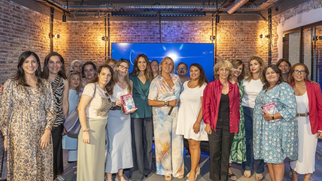 La autora, con las participantes del Club de Lectura de Magas.