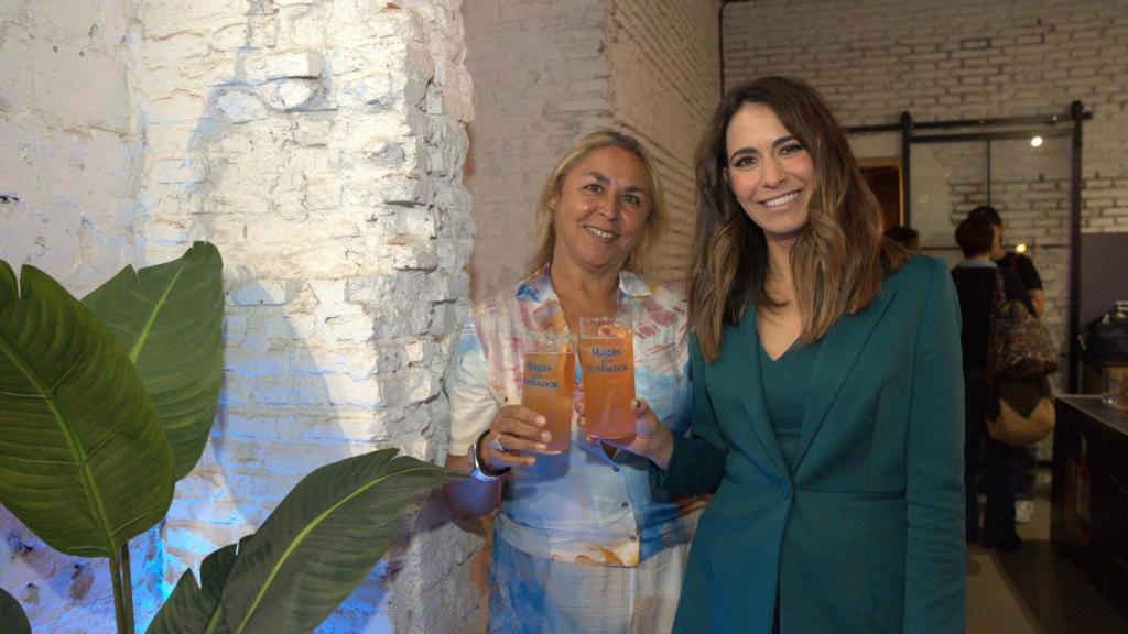 Maxwell y Ana Núnez-Milara disfrutan del cóctel Magas por Fundador.