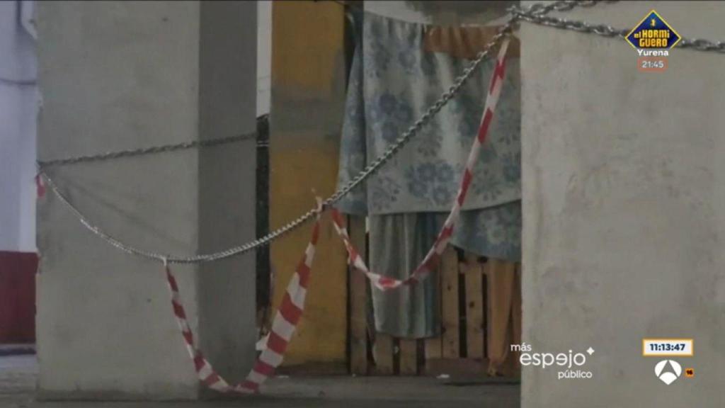 Una de las chabolas en el garaje okupado