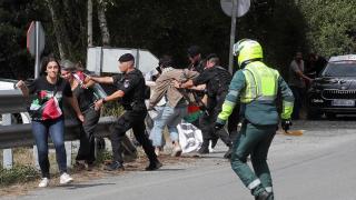 Ativistas pró-palestinos boicotam a etapa de ciclismo de La Vuelta por Lugo enquanto agentes tentam impedi-la.