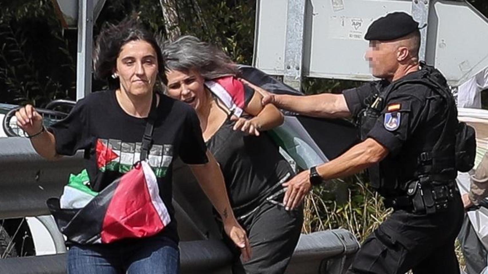 Activistas propalestinos boicotean la etapa de La Vuelta ciclista a su paso por Lugo, mientras los agentes tratan de impedirlo.