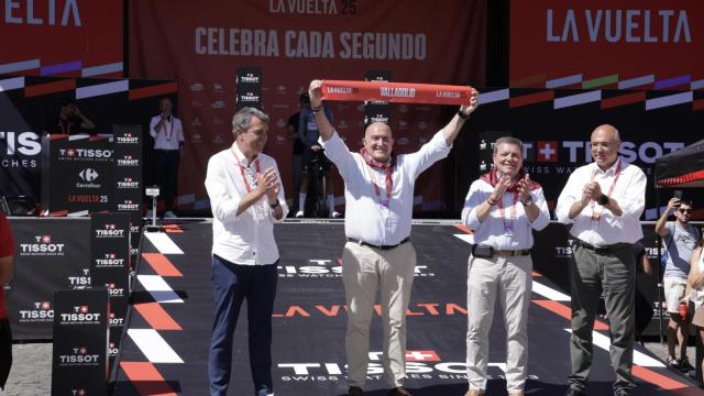 Javier Guillén, Jesús Julio Carnero, Luis Miguel González Gago y Jacinto Canales en el inicio de La Vuelta