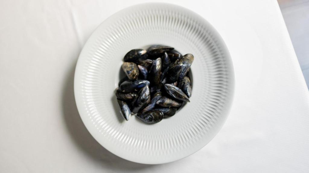 Un plato de mejillones de Bouchot antes de cocinarlos.