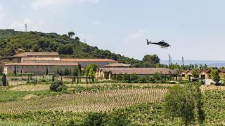 Un helicóptero sobrevolando los viñedos de Castillo de Ygai.