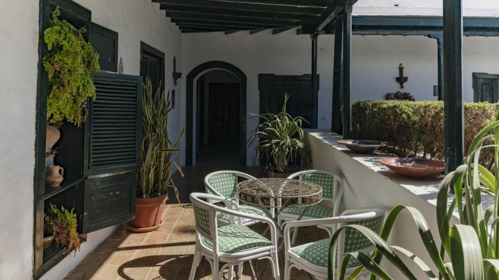 Uno de los patios del Hotel El Grifo.