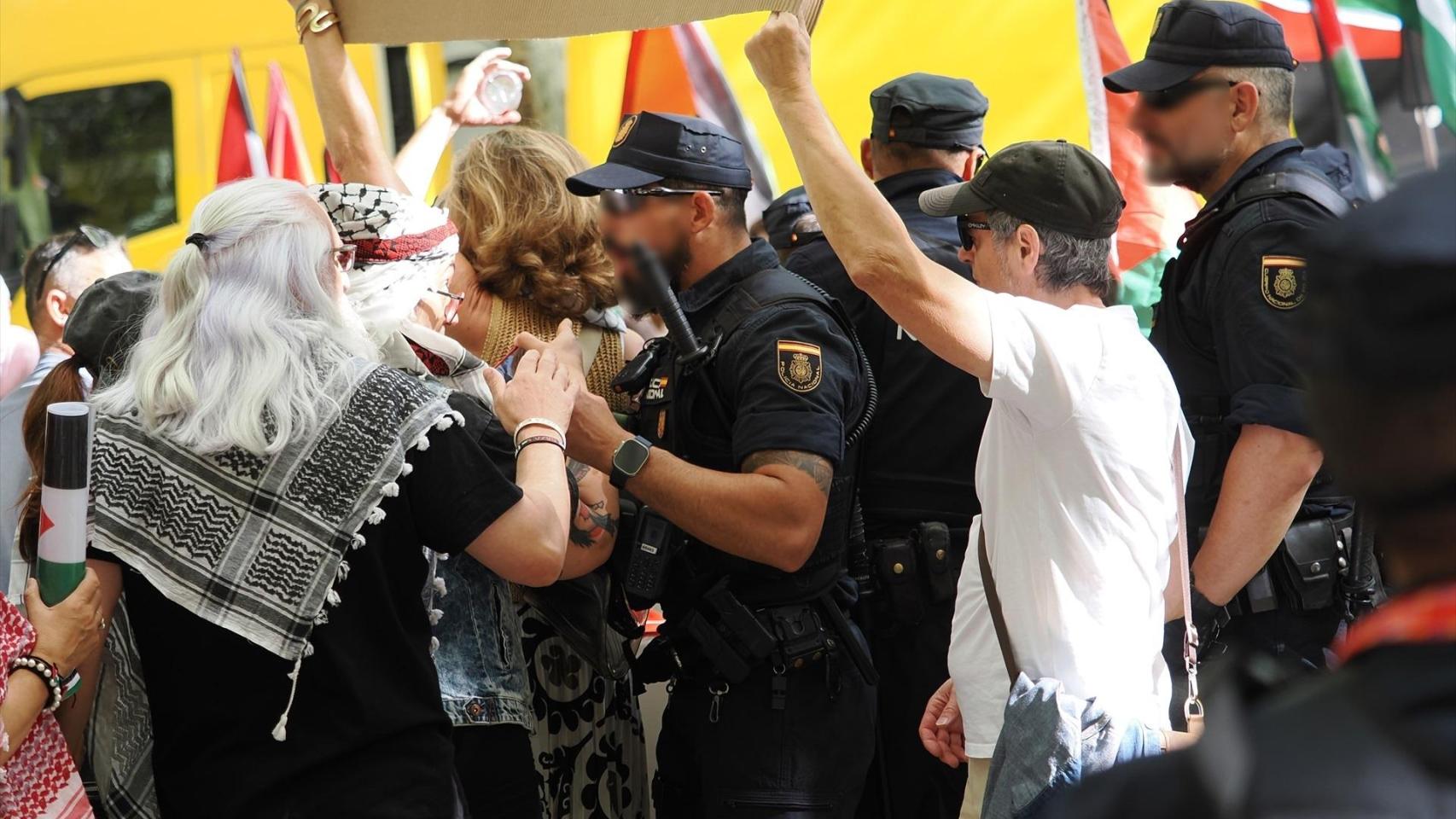 Manifestantes antiisraelíes contenidos por la Policía durante la contrarreloj de la 18ª etapa de La Vuelta, este jueves en Valladolid.