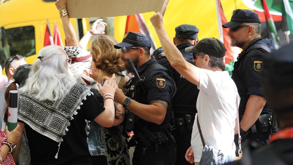 Manifestantes antiisraelíes contenidos por la Policía durante la contrarreloj de la 18ª etapa de La Vuelta, en Valladolid.