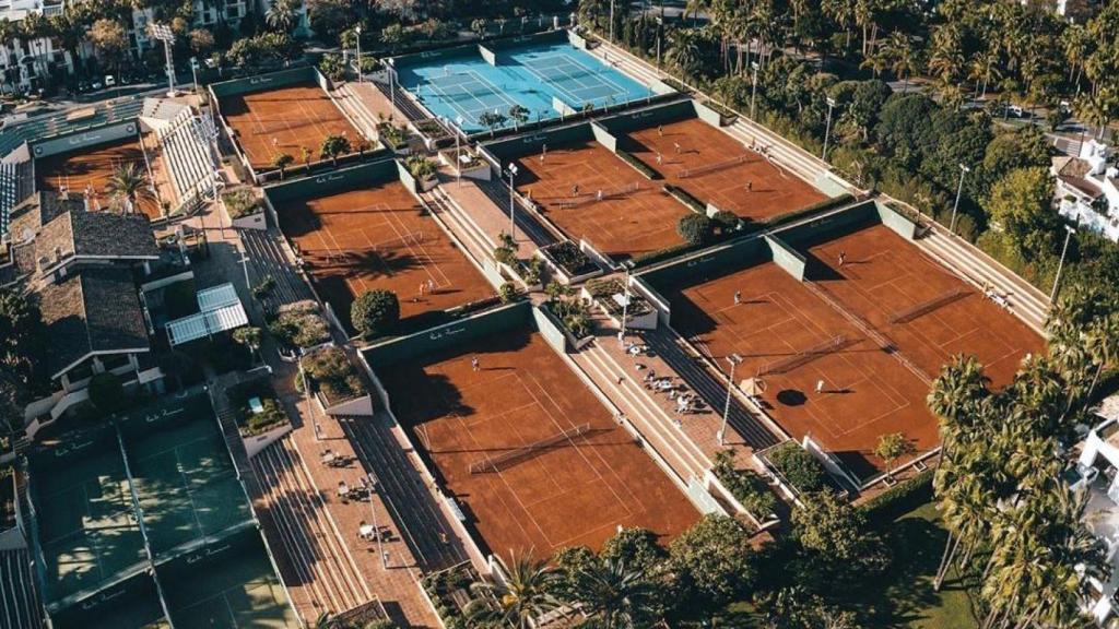 Vista aérea del Club de Tenis Puente Romano en Marbella.