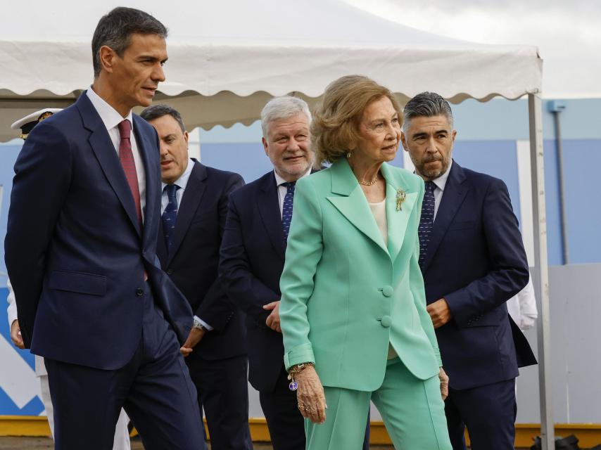 La reina emérita, junto a Pedro Sánchez.