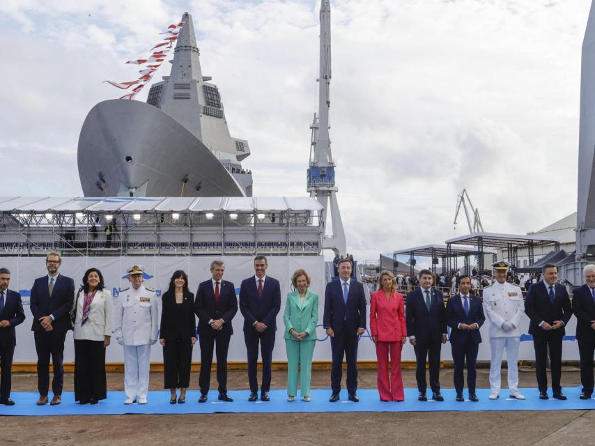 La madre de Felipe VI posa con las autoridades en Ferrol.