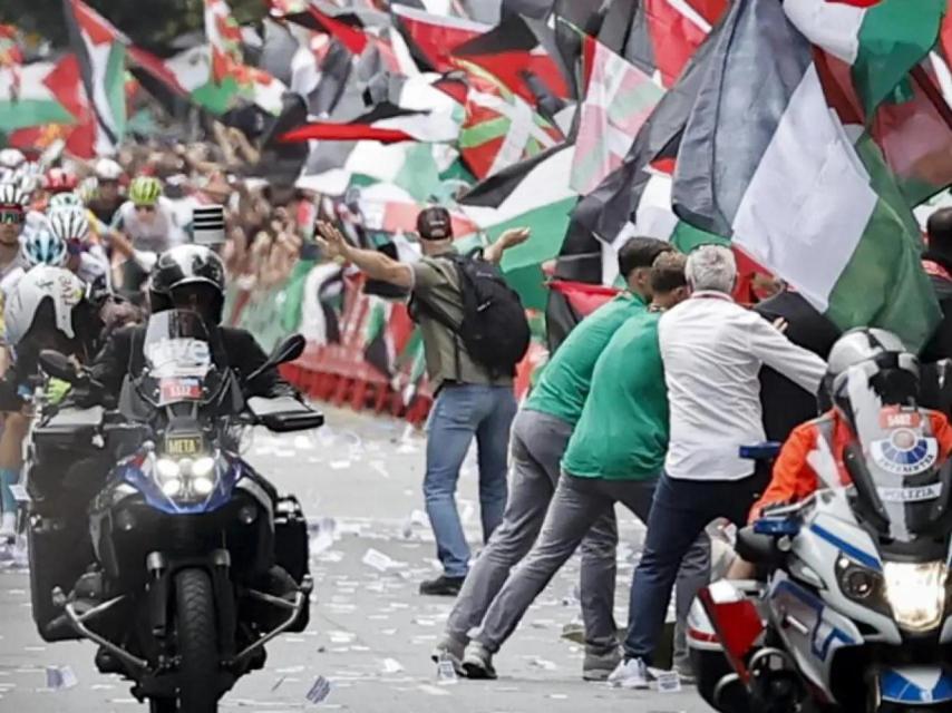 Manifestantes violentos al paso de los ciclistas en la 11ª etapa de La Vuelta.